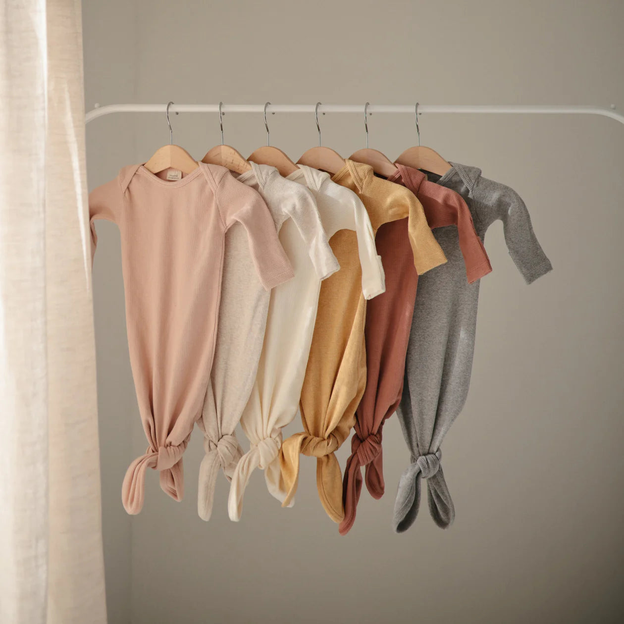 Mushie Ribbed Knotted Gown & Beanie/Bonnet Set (0-3 months)