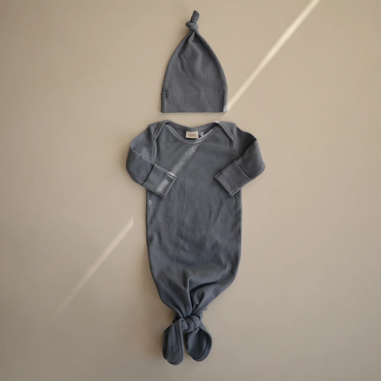 Mushie Ribbed Knotted Gown & Beanie/Bonnet Set (0-3 months)