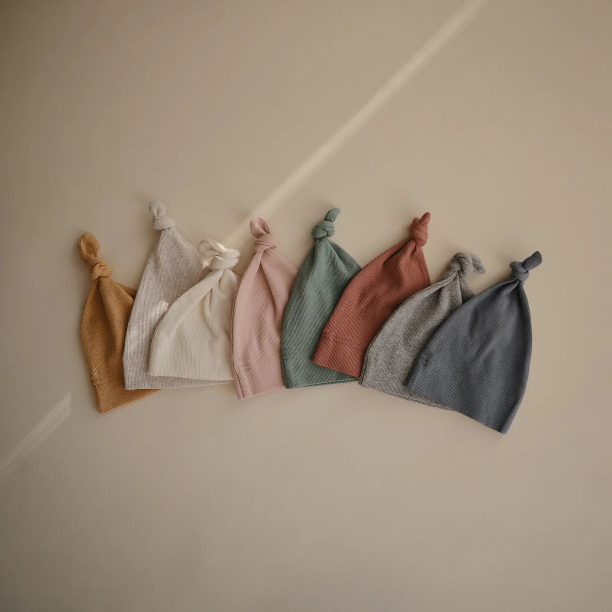 Mushie Ribbed Knotted Gown & Beanie/Bonnet Set (0-3 months)